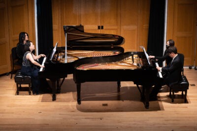 4 performers play two pianos